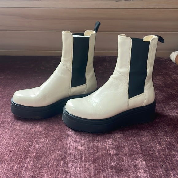 Vagabond Tara Platform Chelsea Boot - Picture 2 of 6